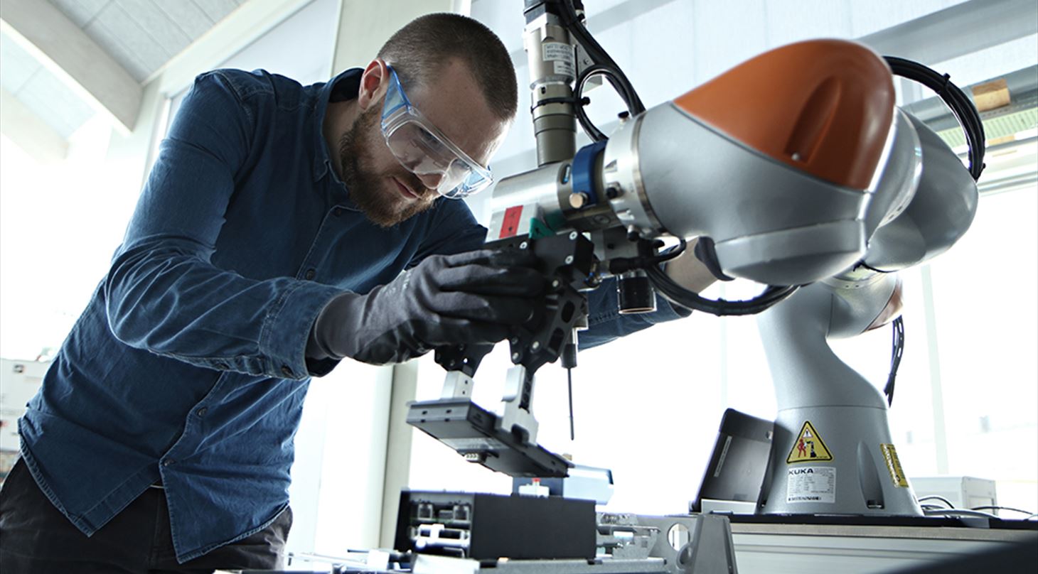 Man der samarbejder med en kollaborativ robot - en såkaldt cobot
